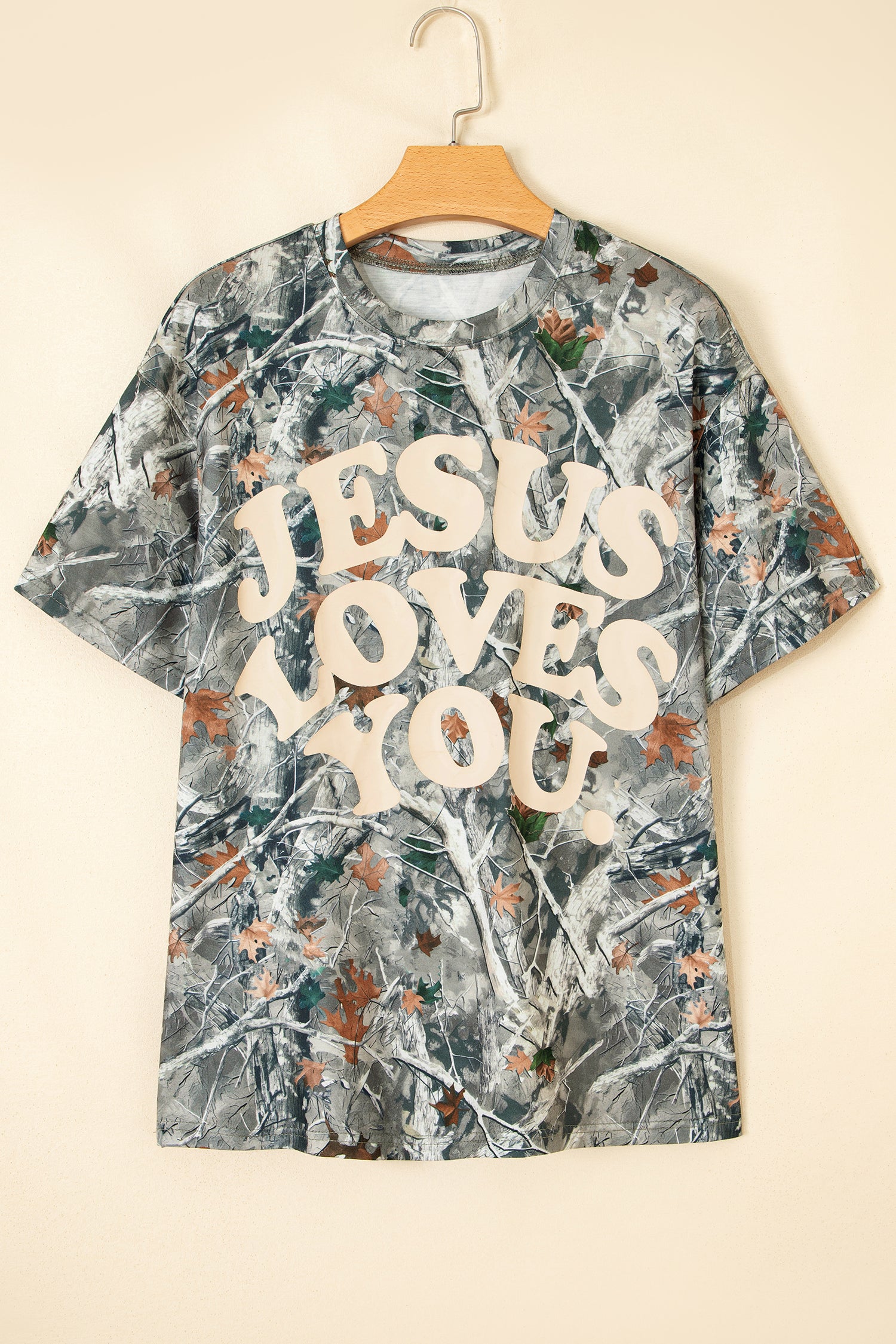 T-shirt gris clair à imprimé « JESUS LOVE » sur fond abstrait, manches courtes