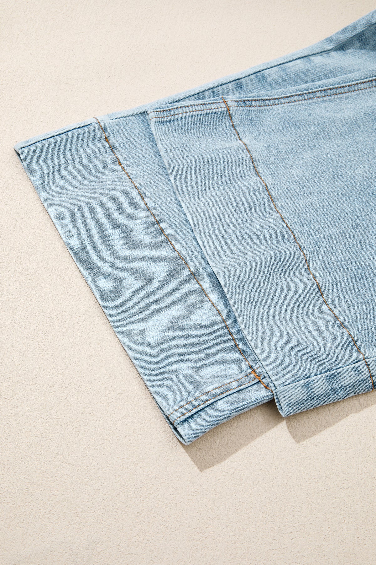 Jean en denim bleu ciel : ourlet de bas de jambe et coutures visibles.