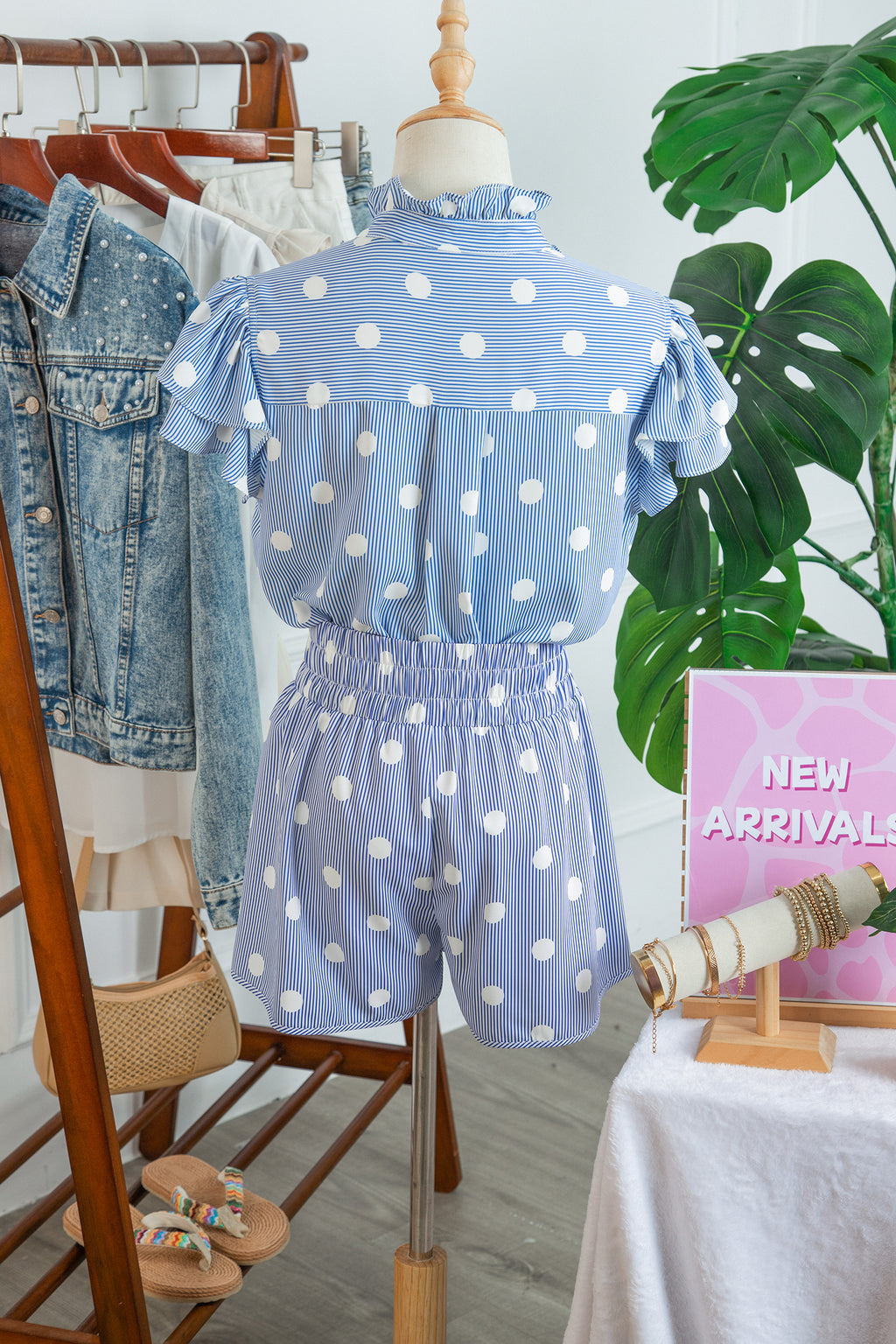 Short taille haute bleu clair à pois blancs, ceinture froncée élastique, dos visible