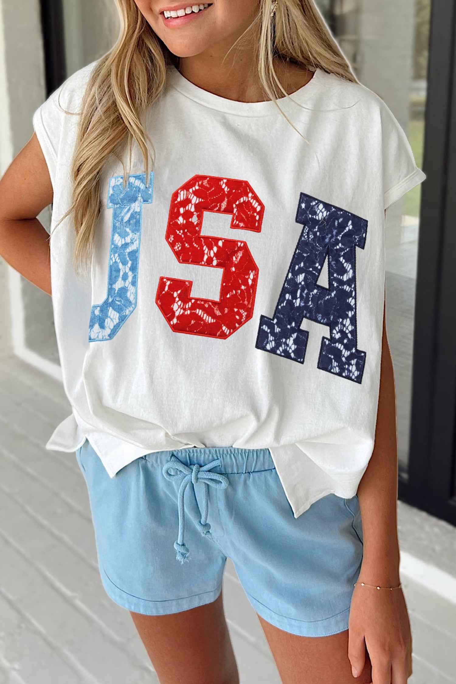 T-shirt dolman blanc pour femme, imprimé USA rouge et bleu sur le devant.
