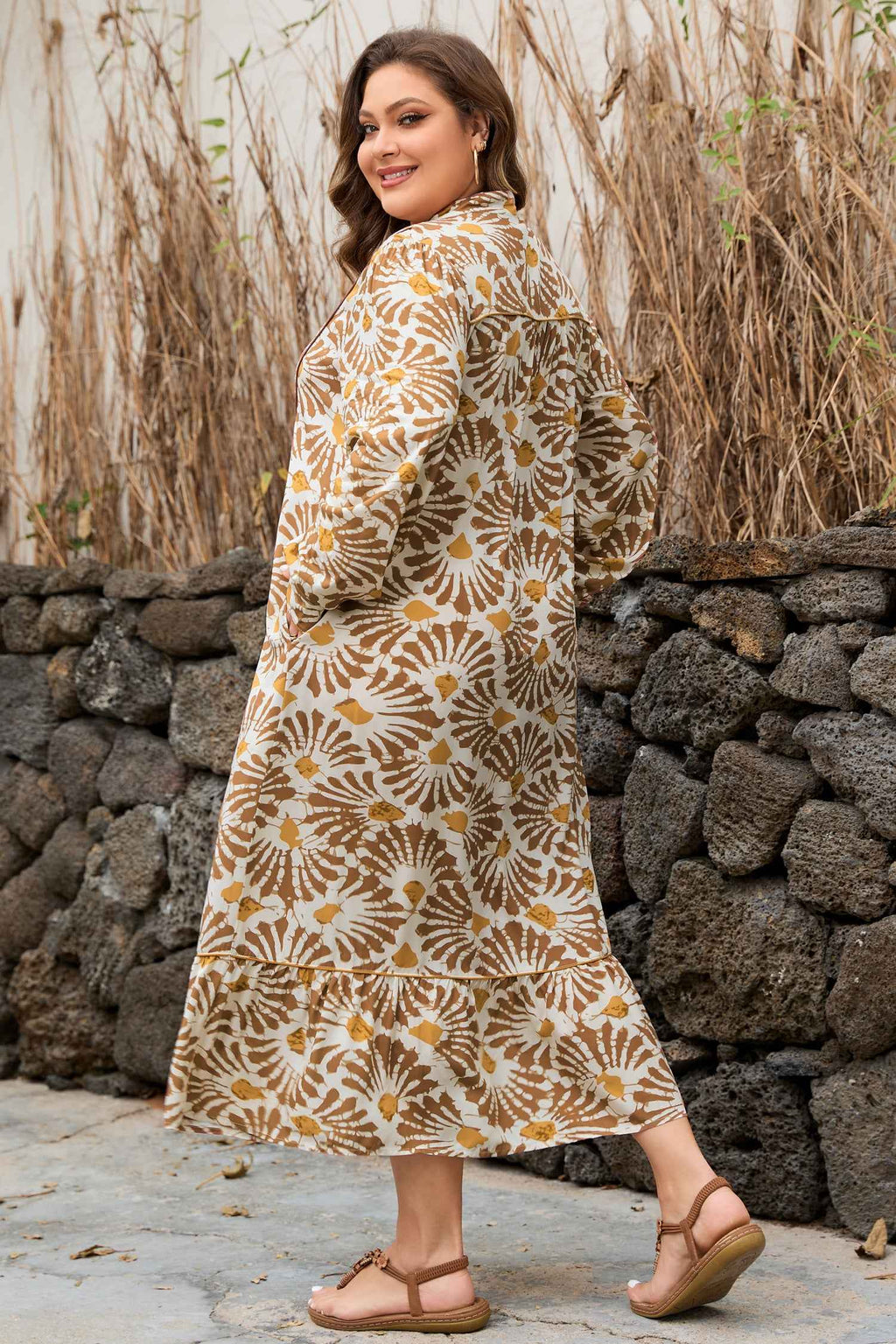 Robe longue à manches longues, imprimé végétal abstrait ocre, bas ample, encolure boutonnée.