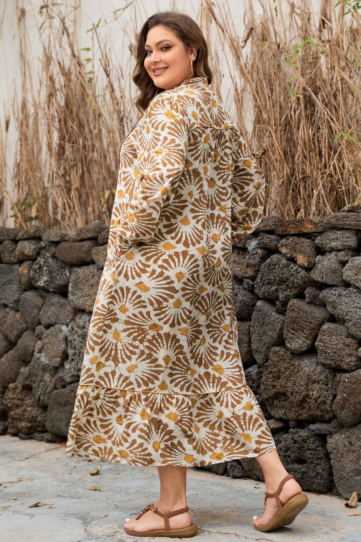 Robe longue à manches longues, imprimé végétal abstrait ocre, bas ample, encolure boutonnée.