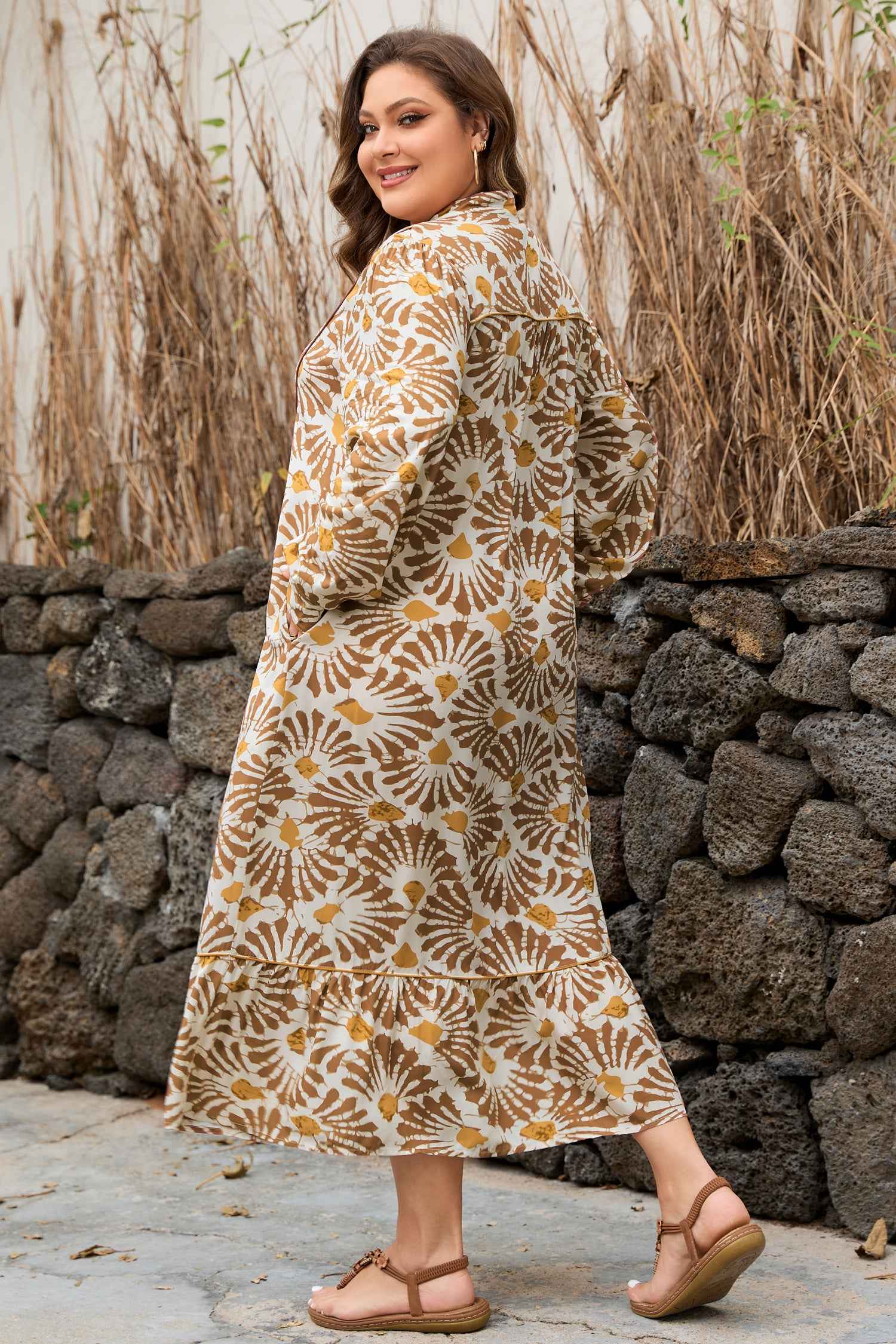 Robe longue à manches longues, imprimé végétal abstrait ocre, bas ample, encolure boutonnée.