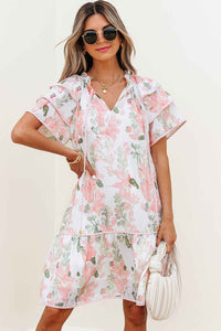 Robe courte à fleurs rose et bleu, manches volantées, col V, volants en bas.