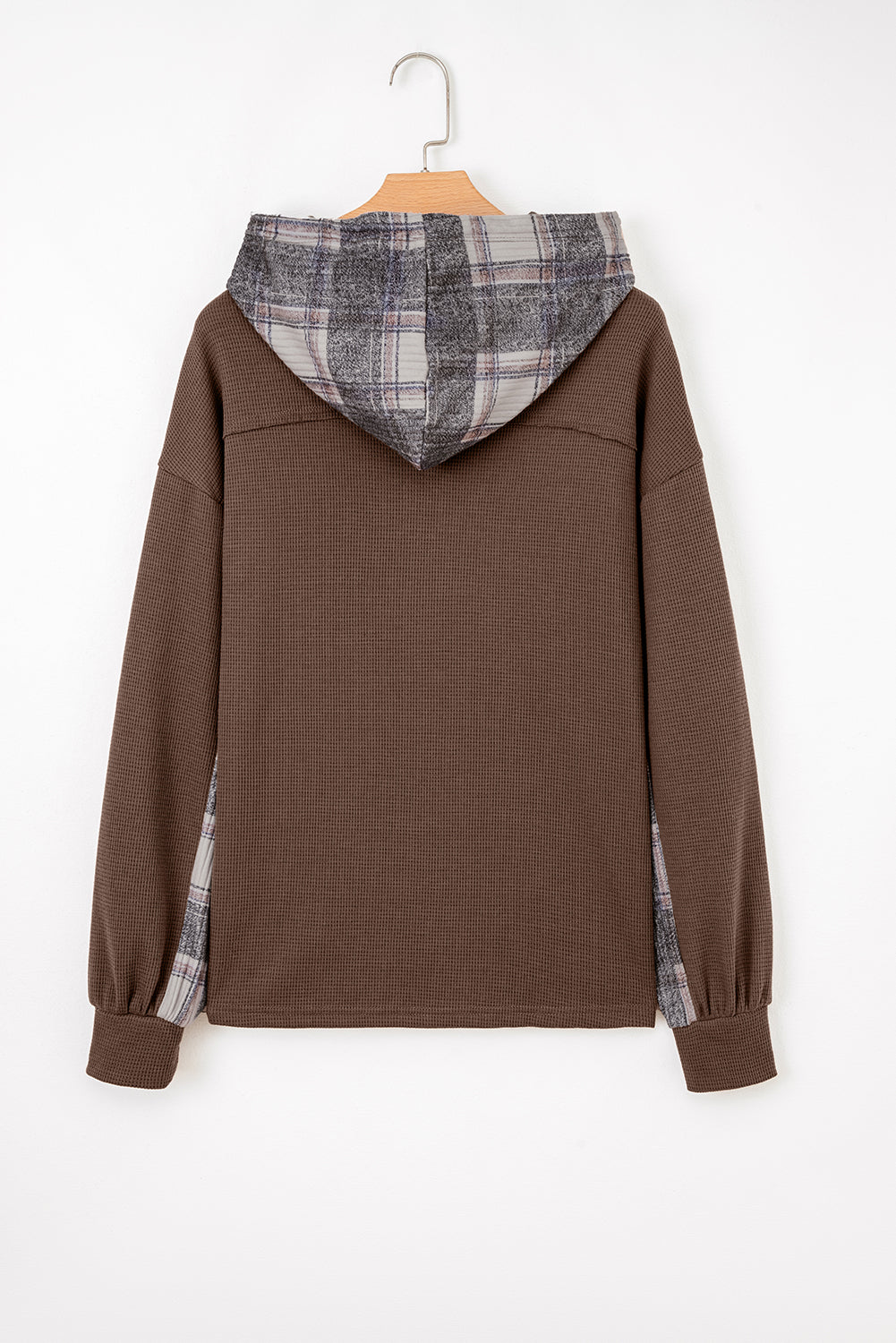 Veste-chemise marron à capuche, doublure à carreaux, coutures latérales visibles