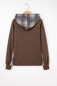 Veste-chemise marron à capuche, doublure à carreaux, coutures latérales visibles