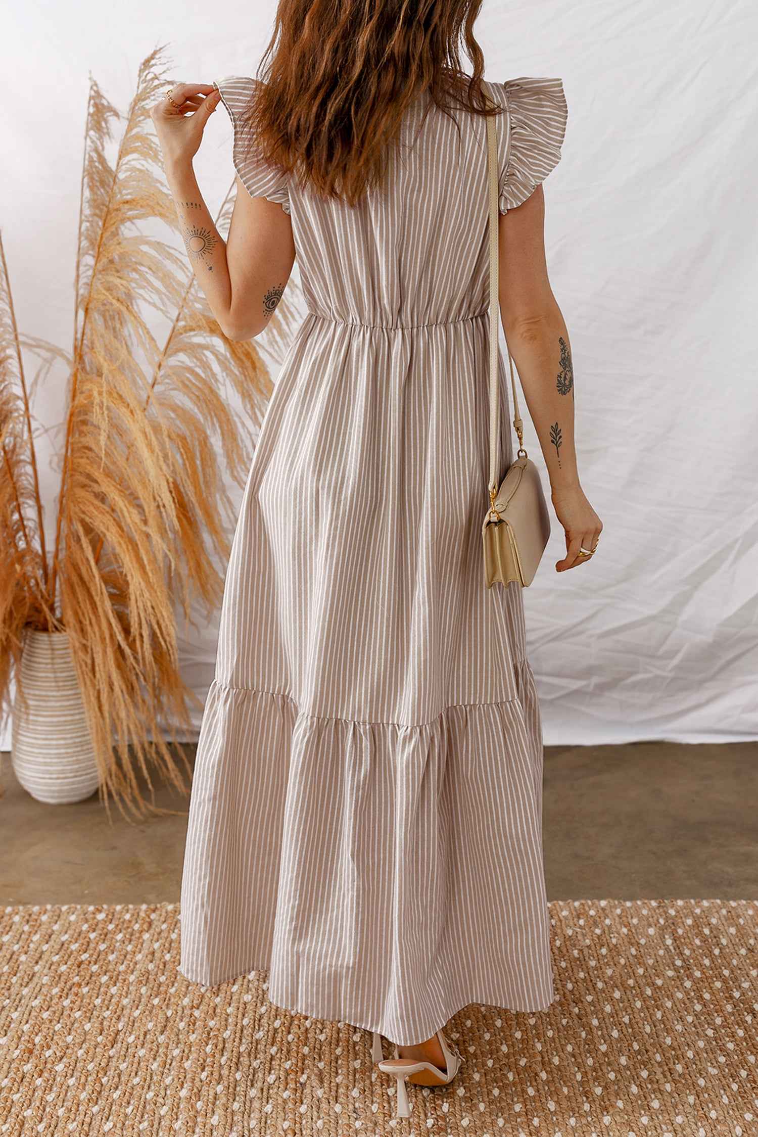 Robe longue rayée avec manches volantées, col V et boutons sur toute la longueur.