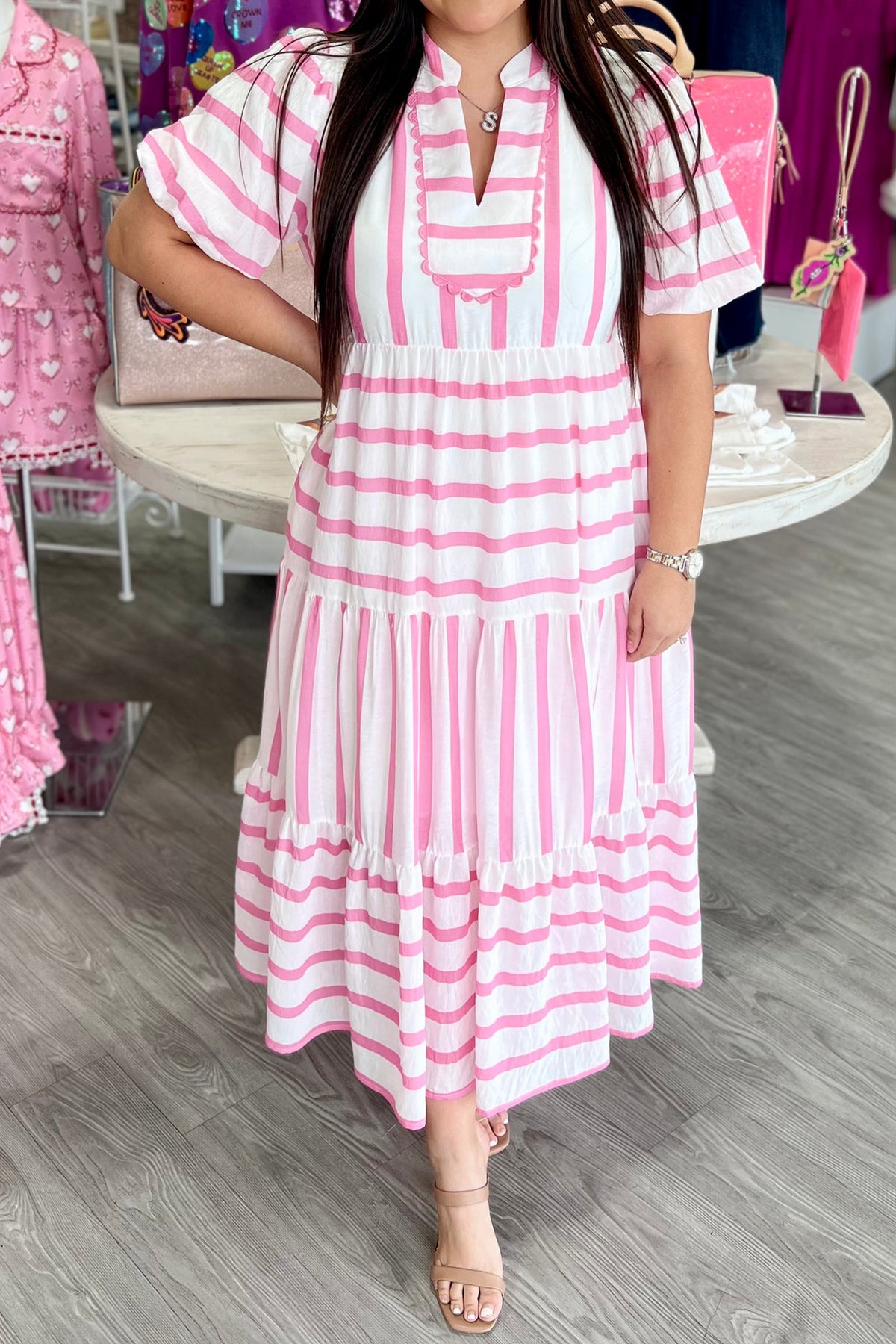 Robe maxi rayée rose et blanche, encolure V à volants, manches courtes, bas à volants