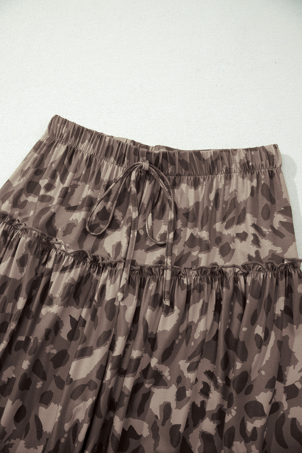 Pantalon ample camouflage marron, taille élastique et cordon noué, volants superposés