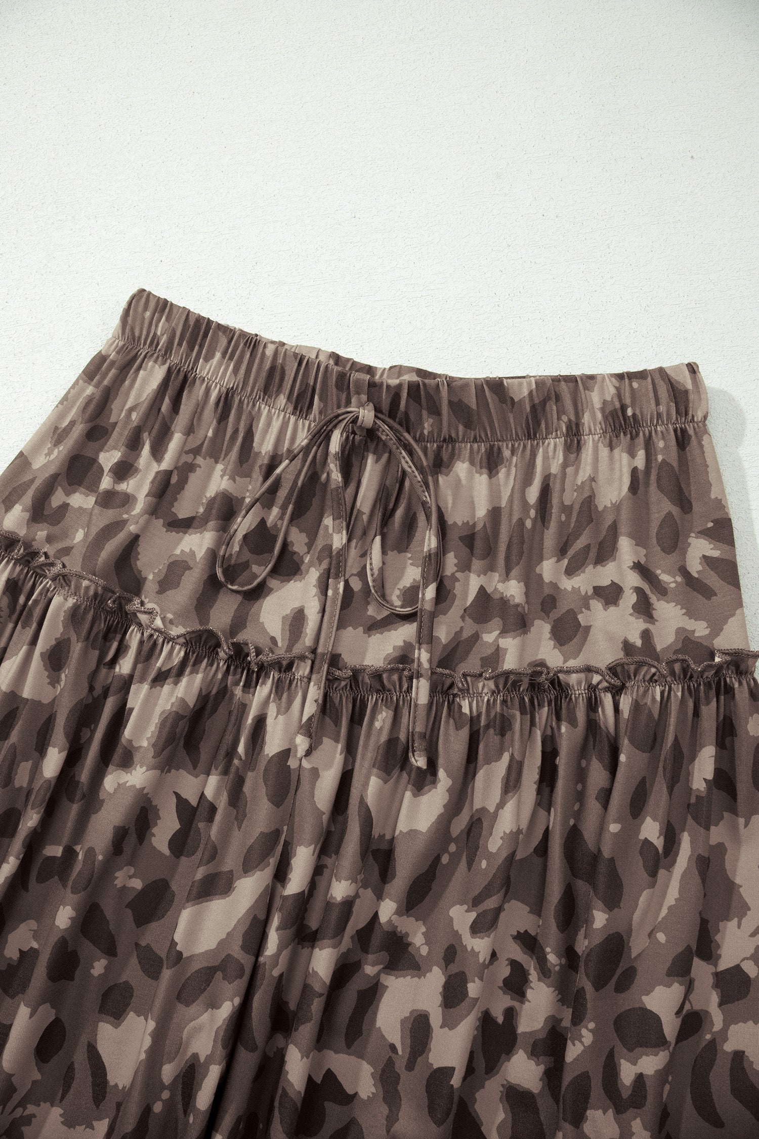 Pantalon ample camouflage marron, taille élastique et cordon noué, volants superposés