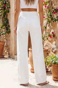 Jean blanc taille mi-haute, jambe évasée wide leg, poches arrières visibles.