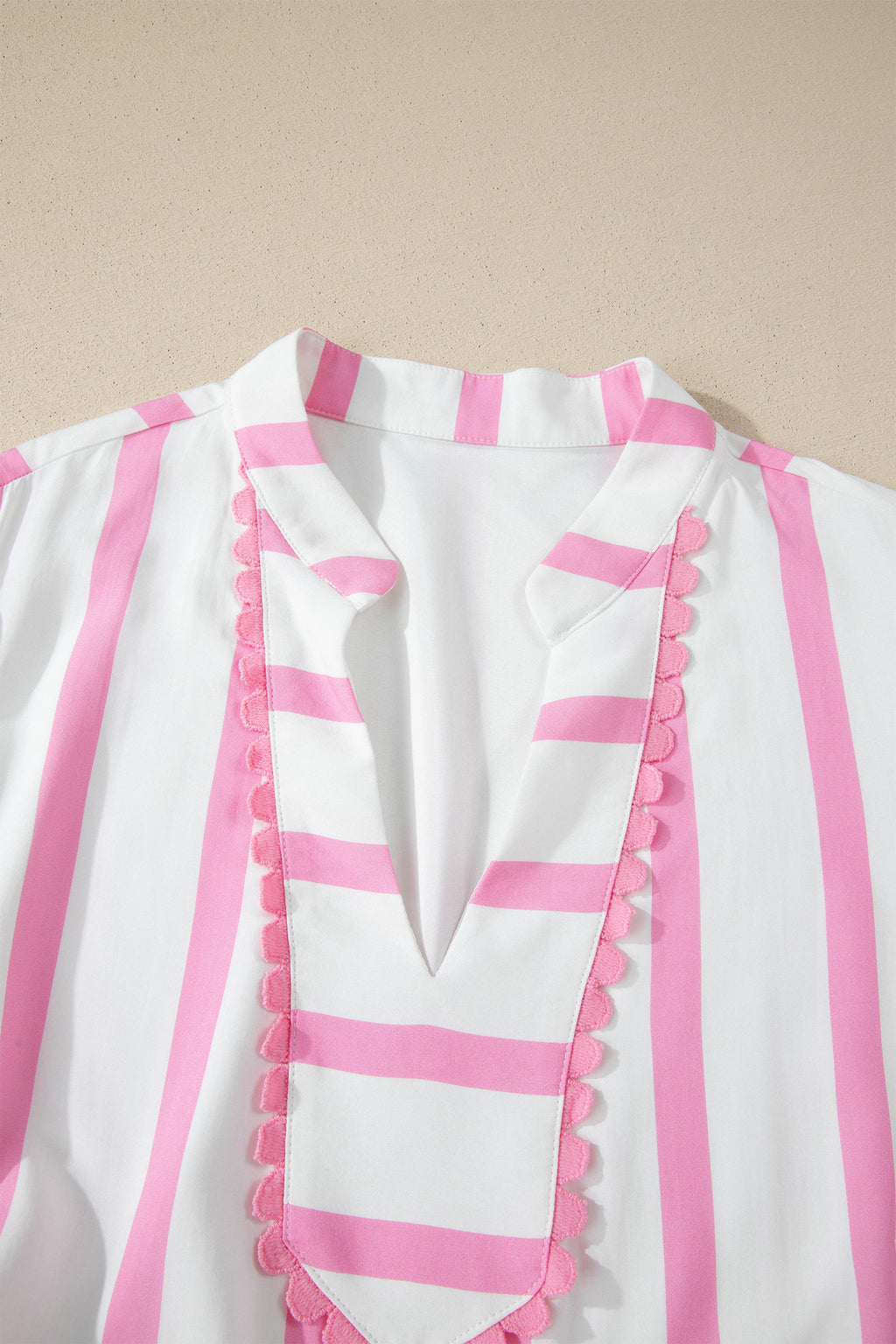 Robe maxi rayée rose et blanche, empiècement d’encolure en V avec volants décoratifs