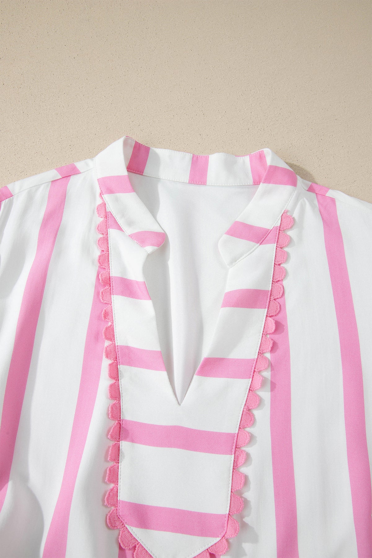 Robe maxi rayée rose et blanche, empiècement d’encolure en V avec volants décoratifs