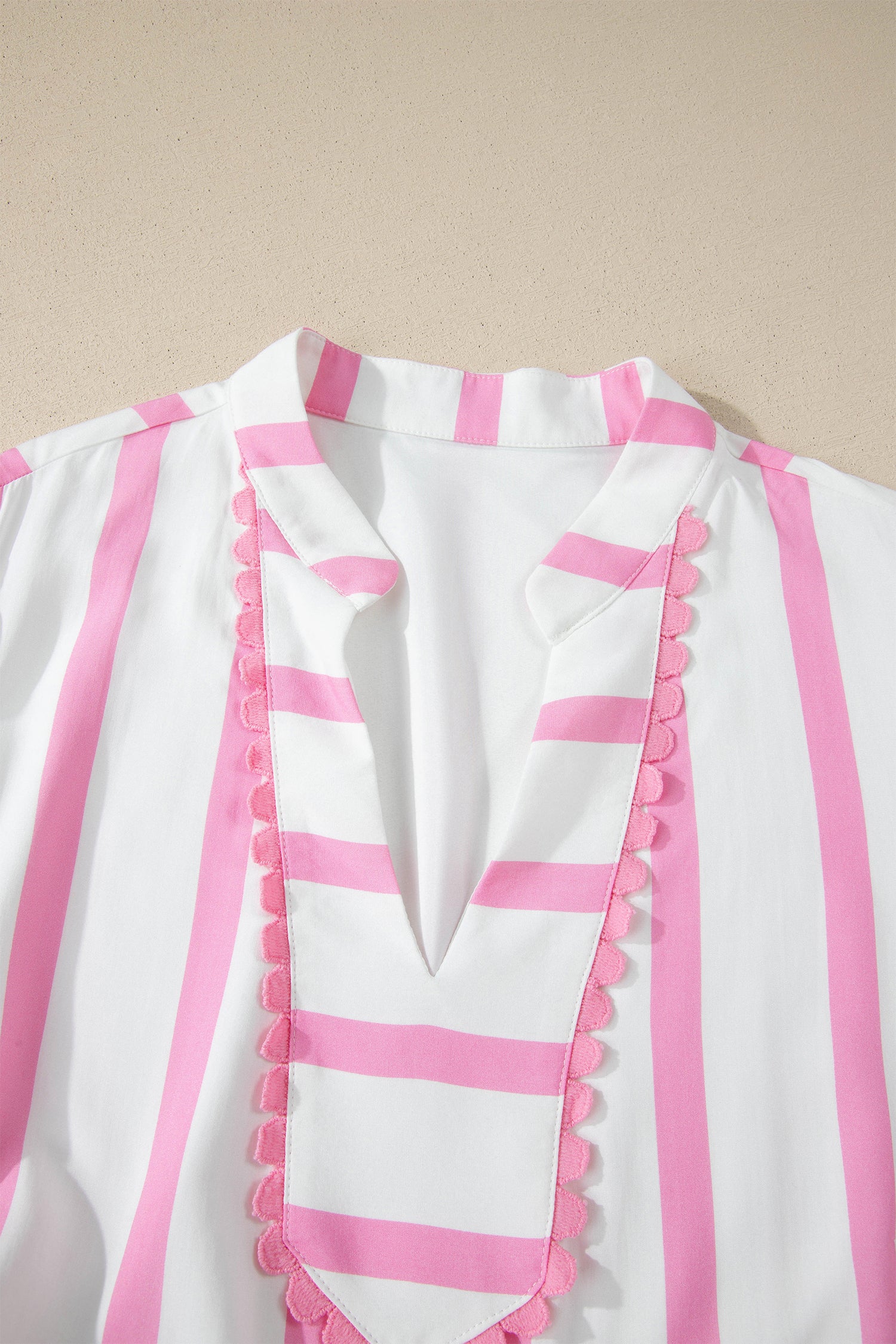 Robe maxi rayée rose et blanche, empiècement d’encolure en V avec volants décoratifs