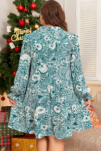 Robe turquoise imprimée florale, dos avec couture centrale, manches longues bouffantes.