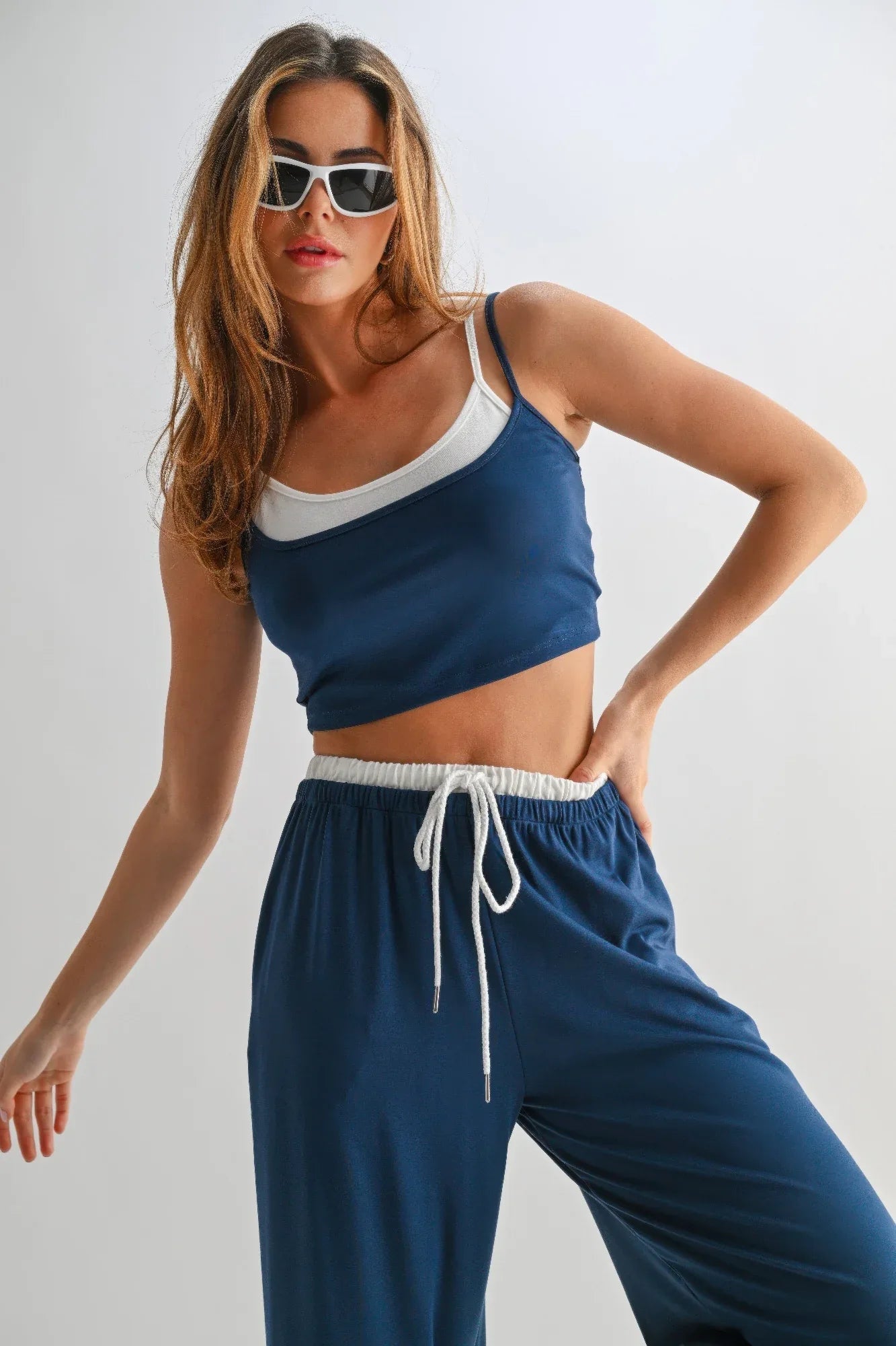 Ensemble femme: top court bleu à bretelles et pantalon fluide bleu taille élastique