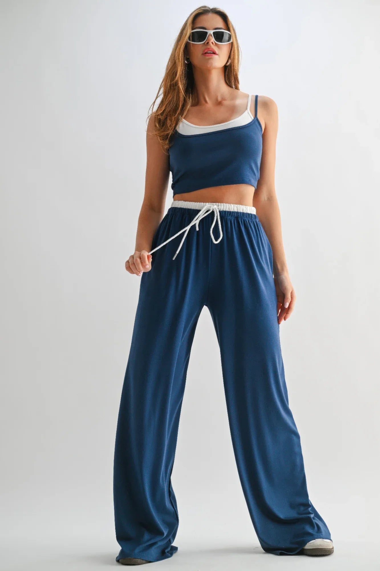 Ensemble femme: top court bleu à bretelles et pantalon fluide taille élastique à cordon