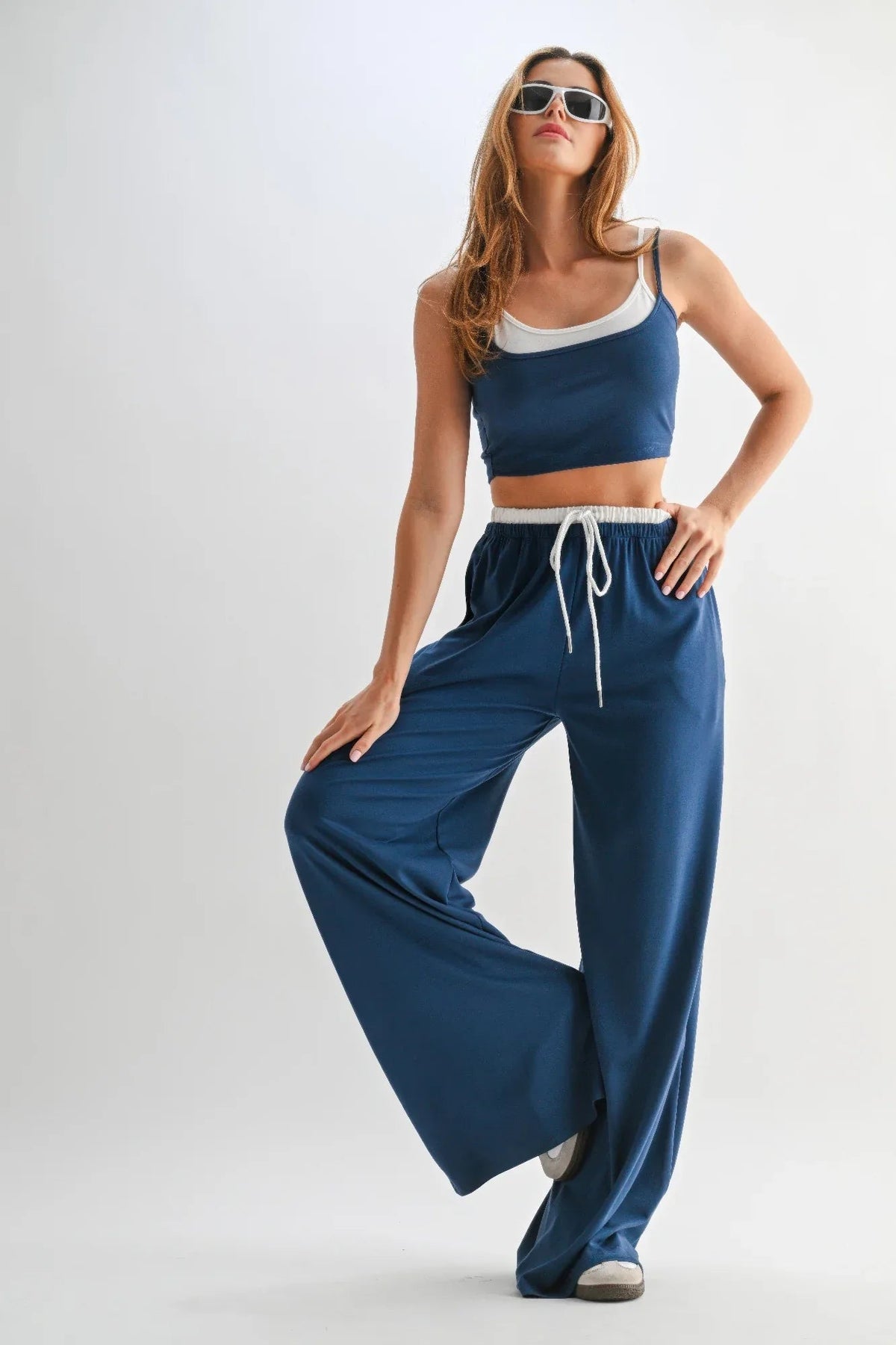 Ensemble femme: top bleu à bretelles et pantalon fluide à cordon, taille élastique