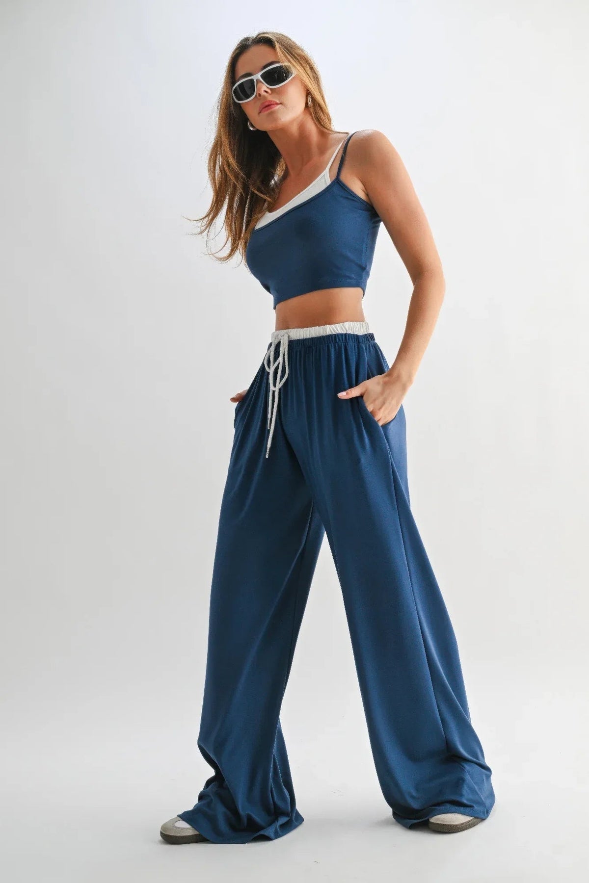 Ensemble femme: pantalon fluide bleu à cordon et top court bleu à bretelles