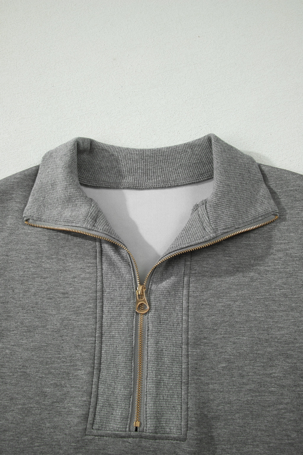 Polo zippé en maille gris pour femme: demi-zip et col côtelé