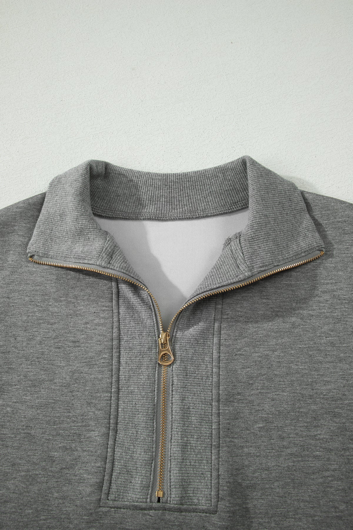 Polo zippé en maille gris pour femme: demi-zip et col côtelé