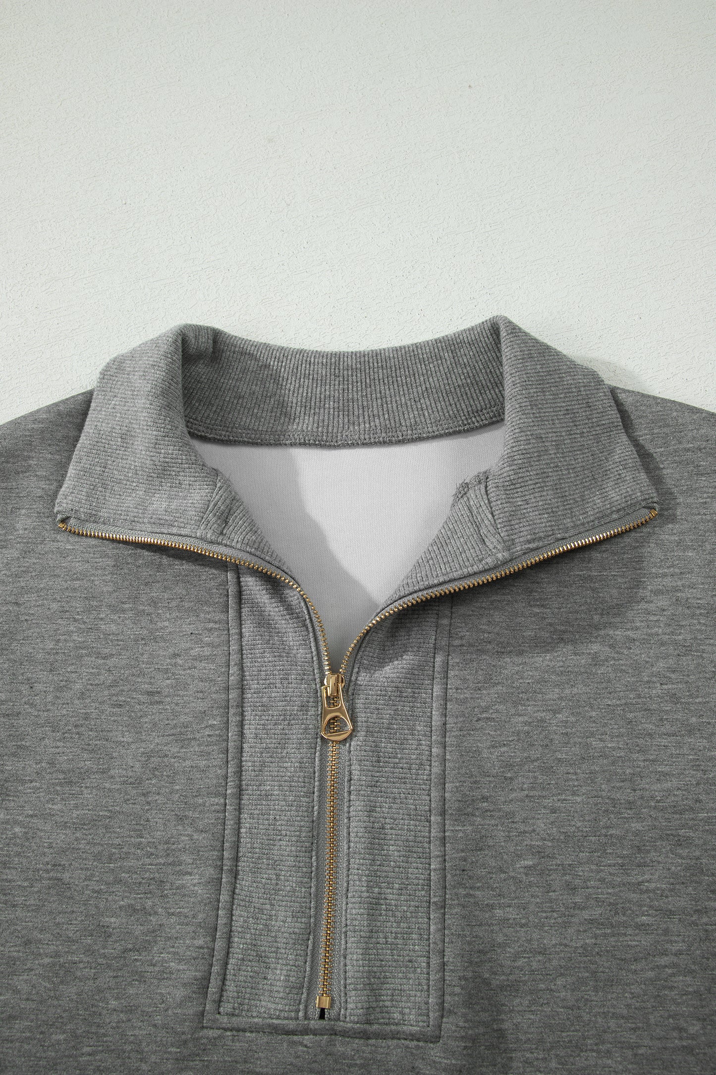 Polo zippé en maille gris pour femme: demi-zip et col côtelé