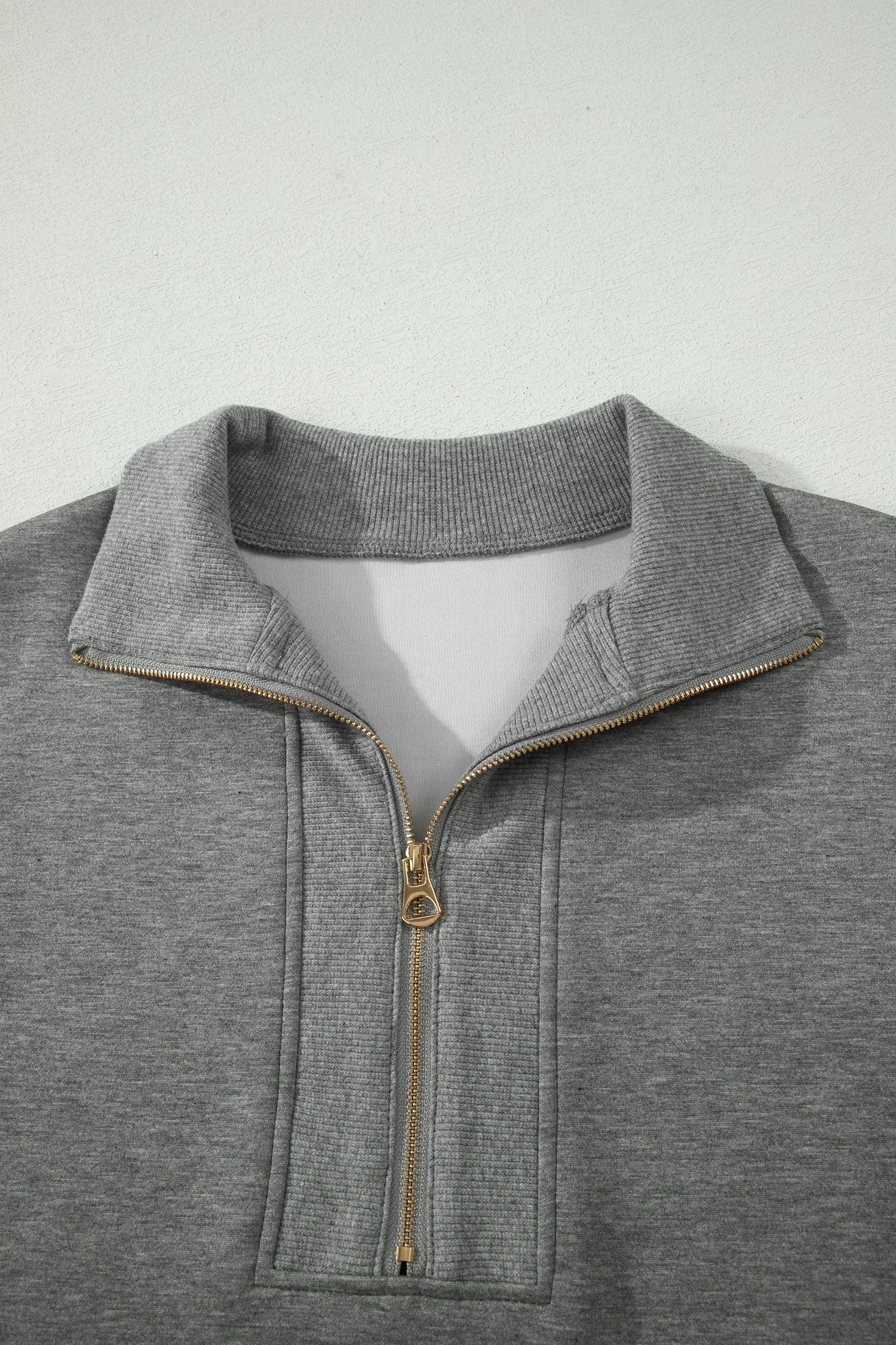 Polo zippé en maille gris pour femme: demi-zip et col côtelé