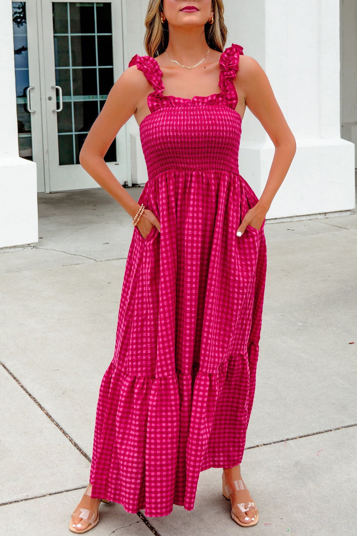 Robe longue à carreaux rose vif, encolure carrée, buste smocké, volants superposés