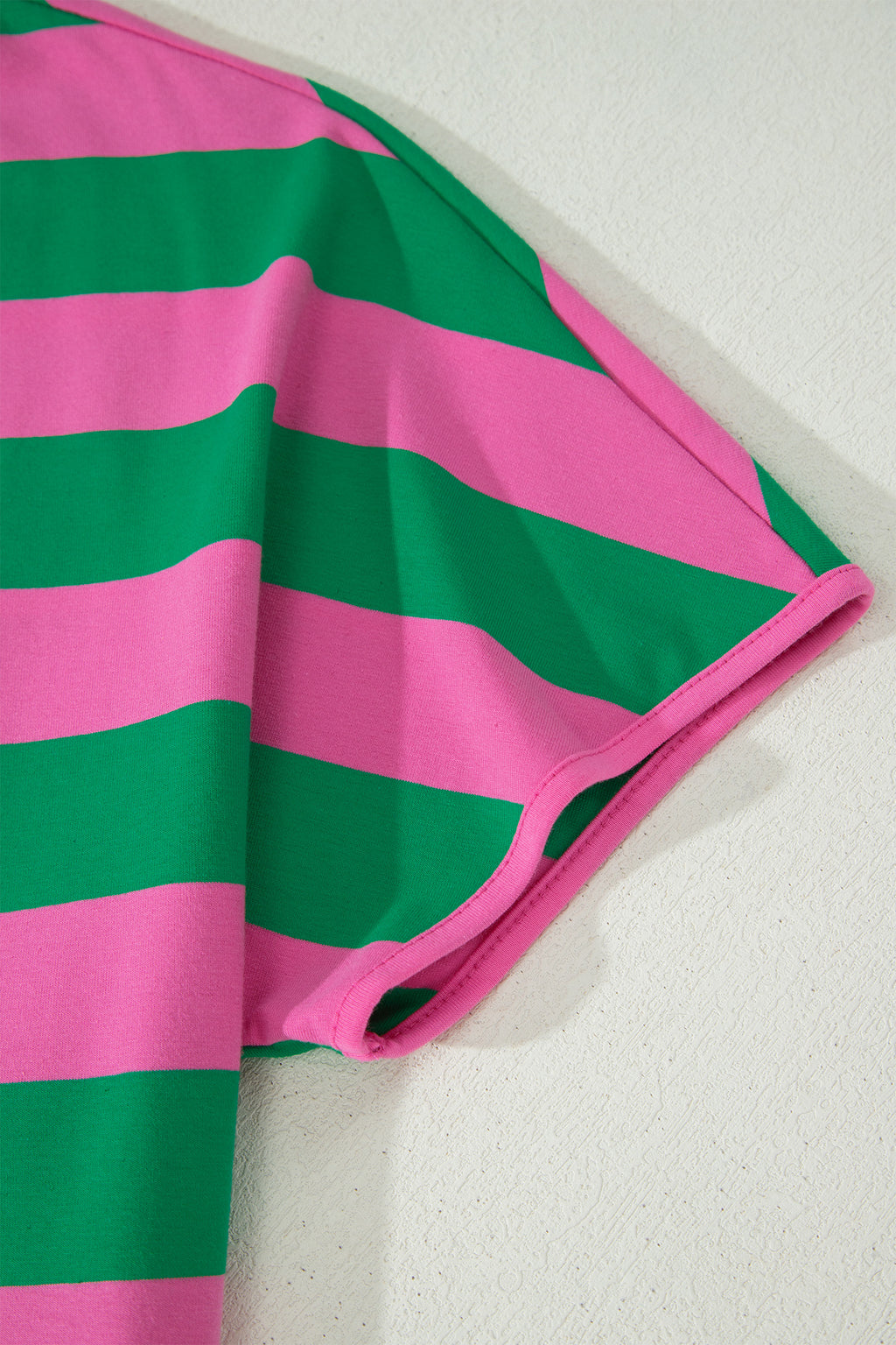 Manche de t-shirt rayé vert et rose, bordure rose et bandes horizontales