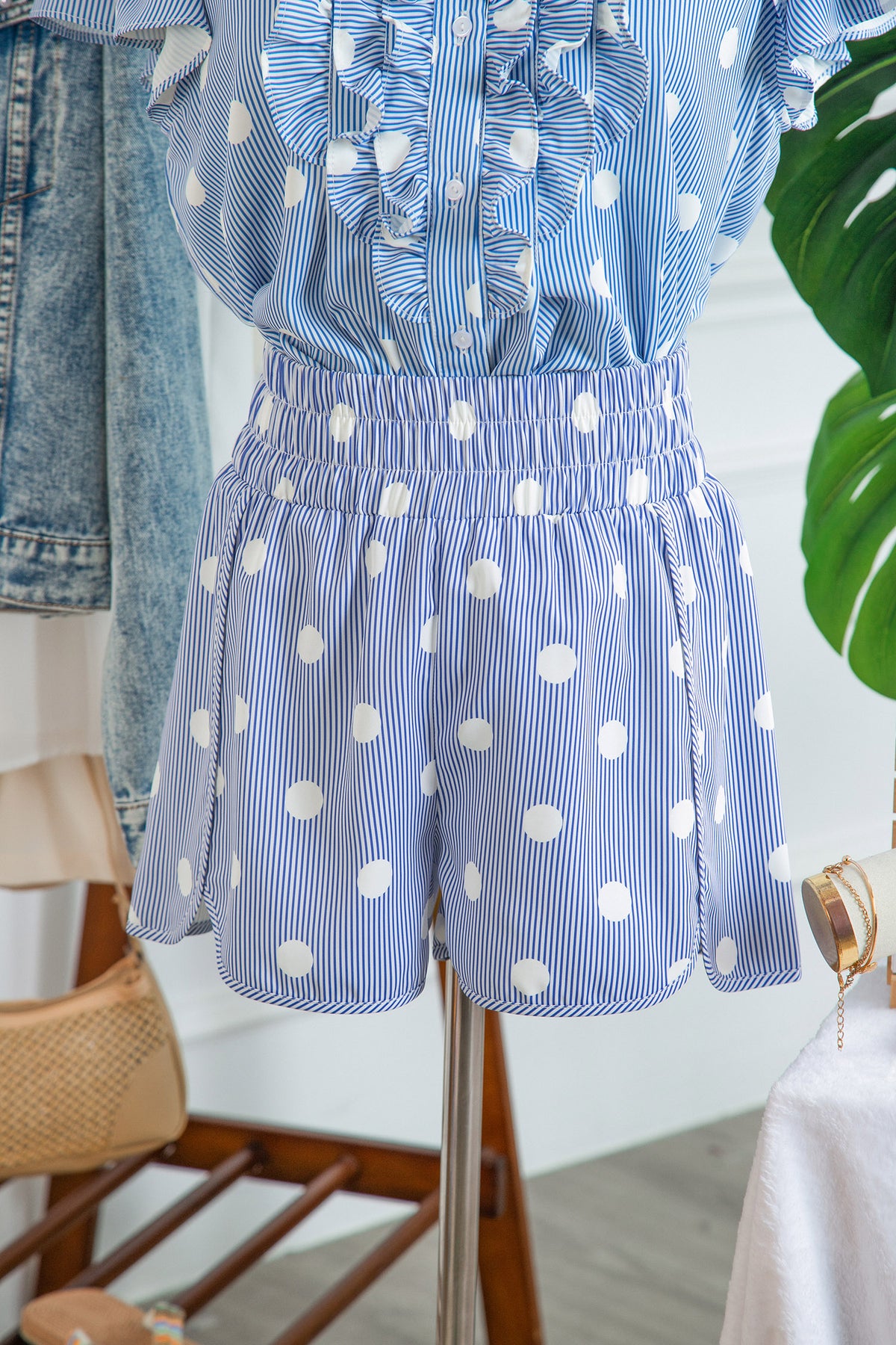 Short taille haute bleu clair à pois blancs, tissu rayé, taille froncée, jambe ample