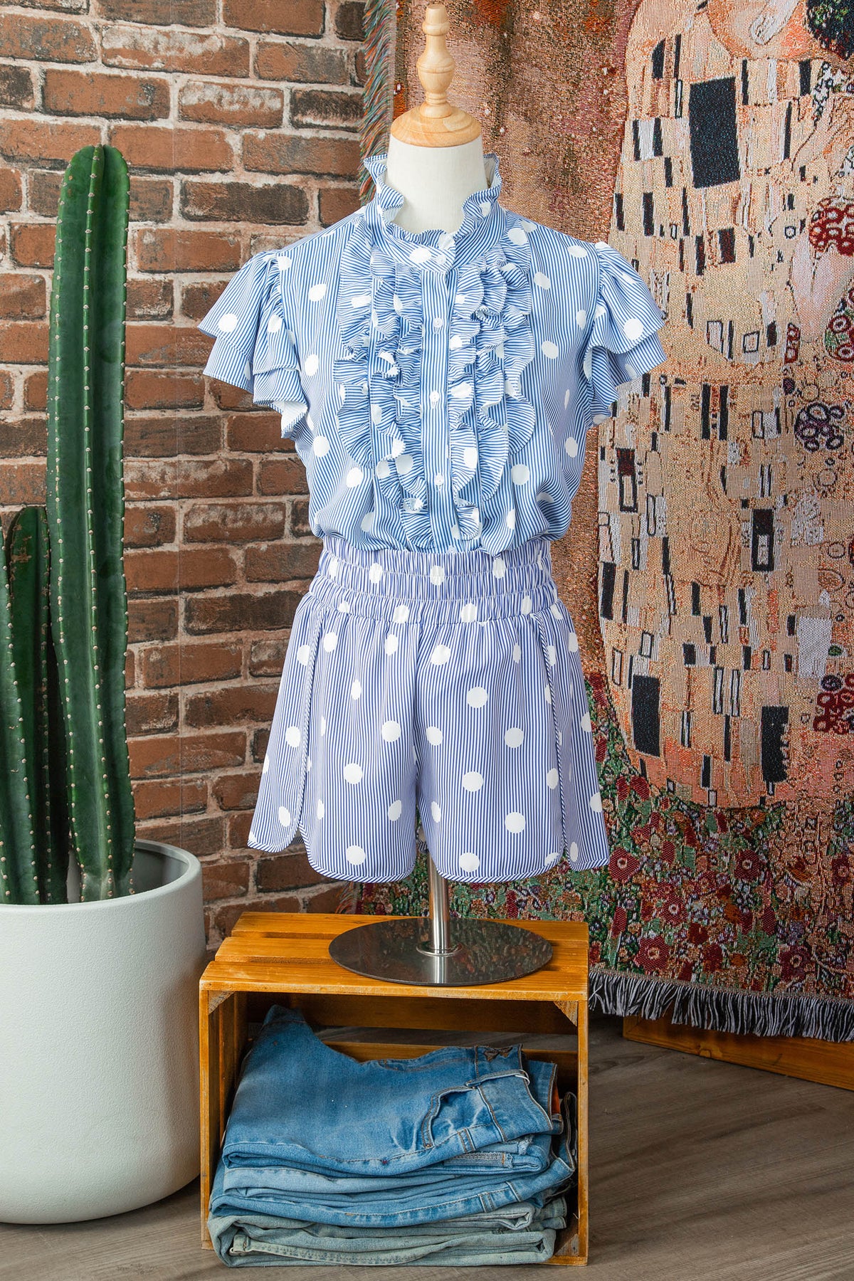 Short taille haute bleu clair à pois blancs, coupe ample et froncée, sur mannequin