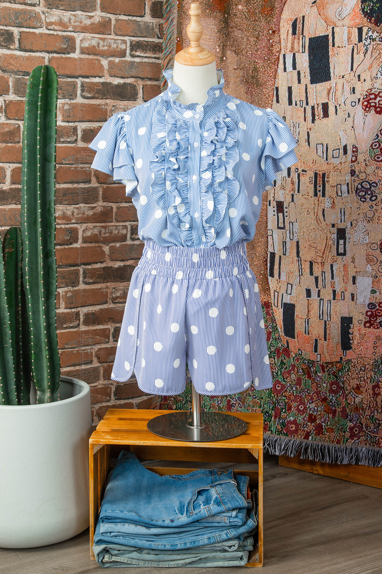 Short taille haute bleu clair à pois blancs, coupe ample et froncée, sur mannequin