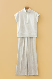 Ensemble polo zippé et pantalon large écru clair, sur cintre