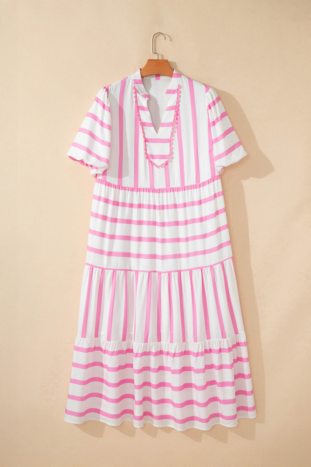 Robe maxi rayée rose et blanche, dos encolure V, manches courtes, jupe étagée