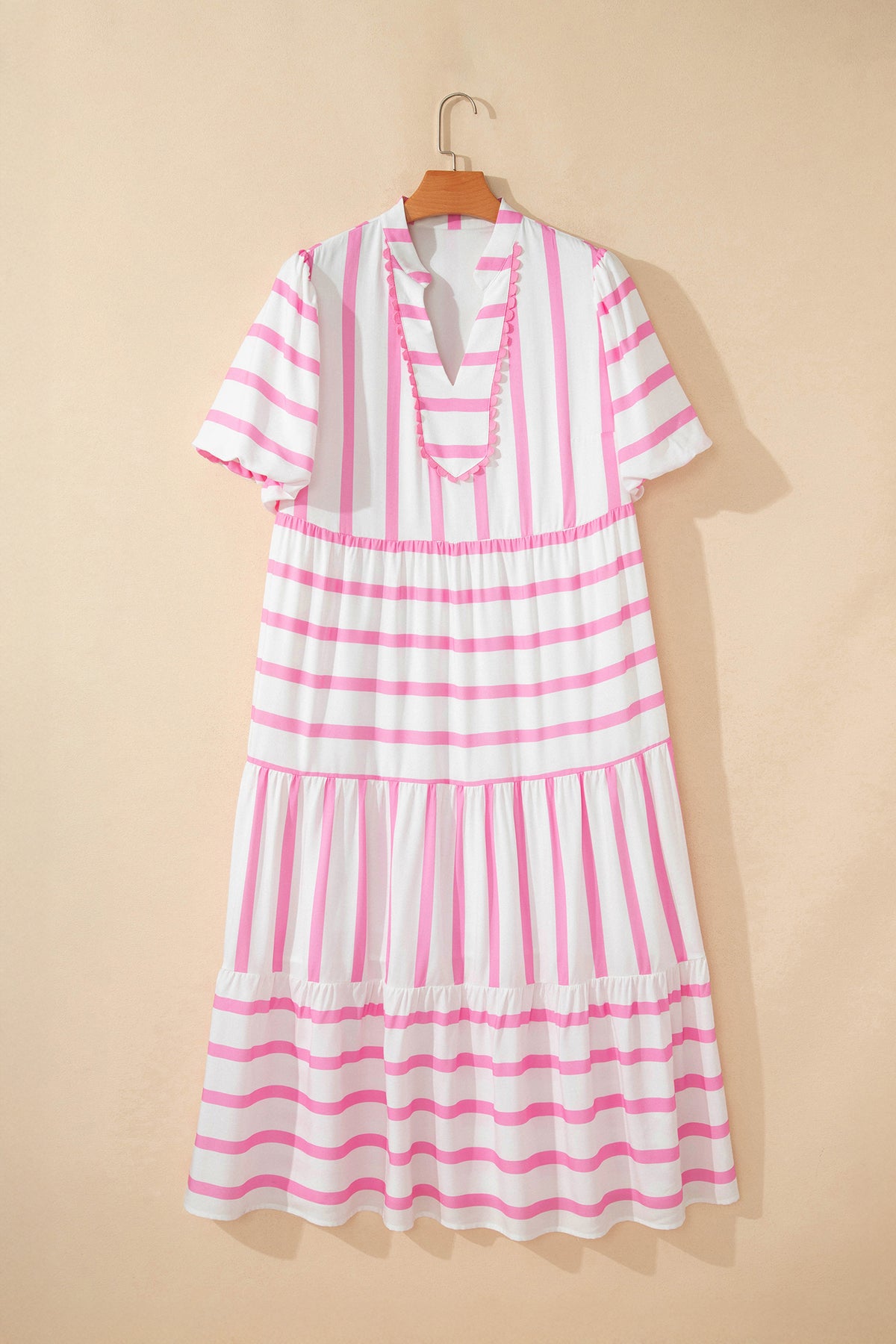 Robe maxi rayée rose et blanche, dos encolure V, manches courtes, jupe étagée