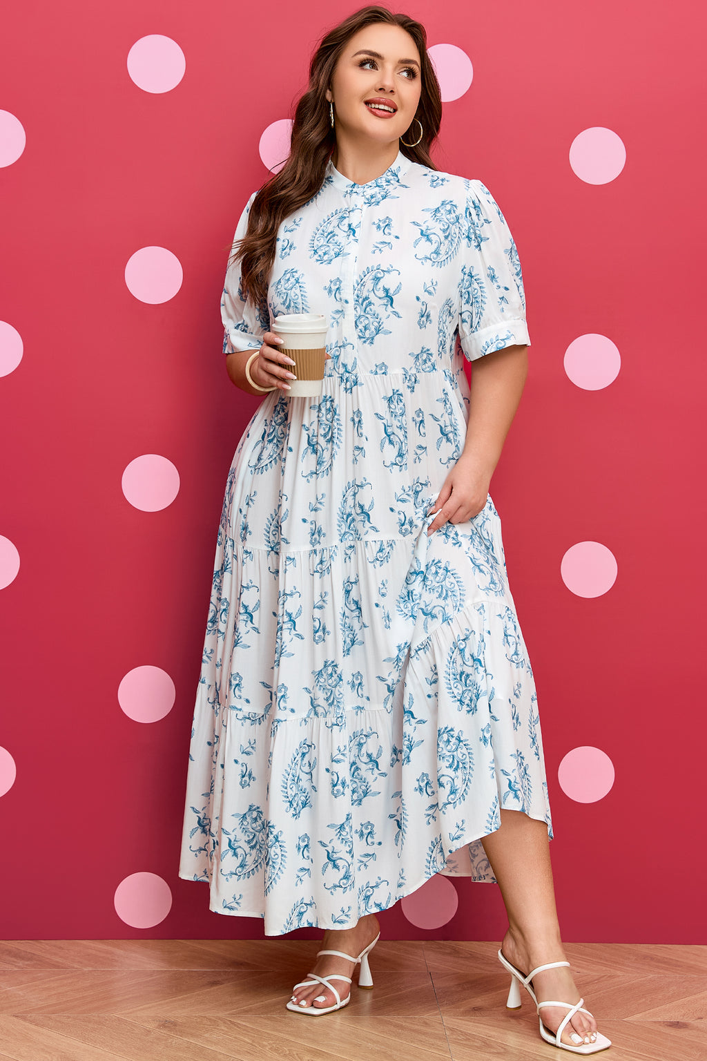 Robe ample bleu ciel à motifs floraux, col haut boutonné et manches bouffantes.