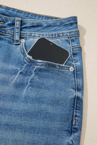 Jean taille haute bleu myosotis, poche avant et étiquette noire sur la ceinture.