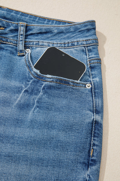 Jean taille haute bleu myosotis, poche avant et étiquette noire sur la ceinture.