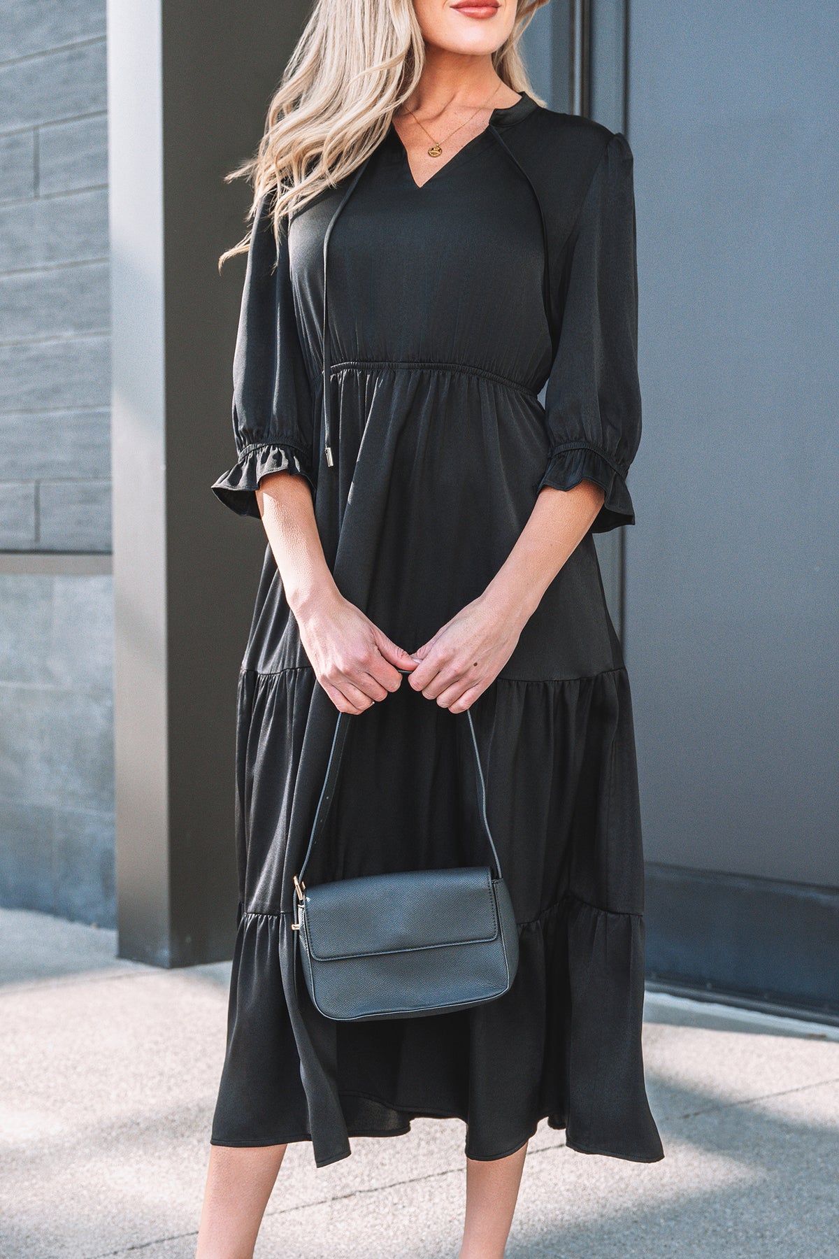 Robe maxi noire col V, taille froncée, manches 3/4 bouffantes, volants.