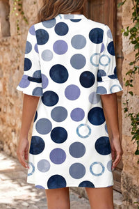 Robe mini à pois bleus et gris, vue de dos, manches courtes évasées, coupe droite.