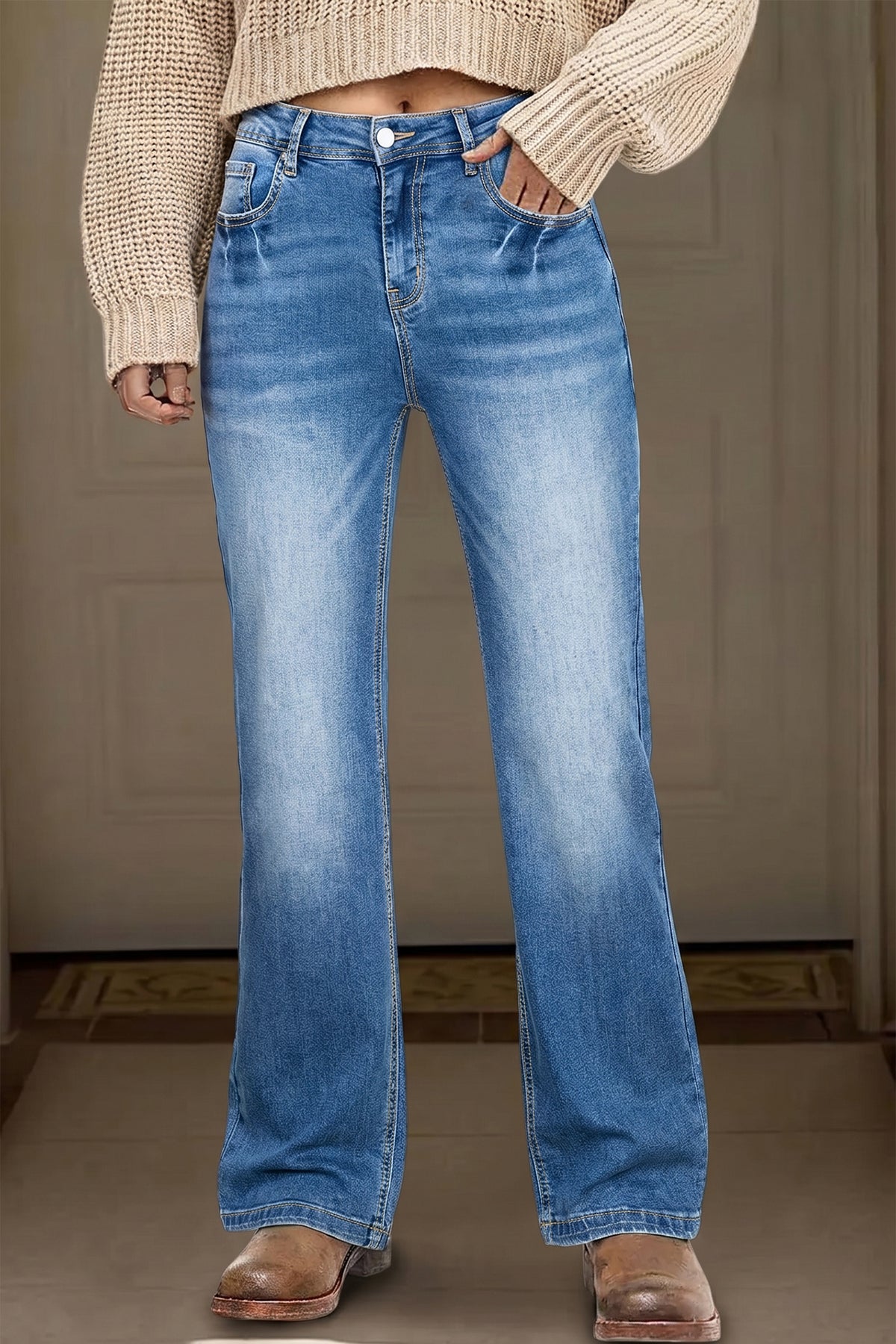 Jean droit femme taille haute bleu clair, poches devant et dos, fermeture à bouton.