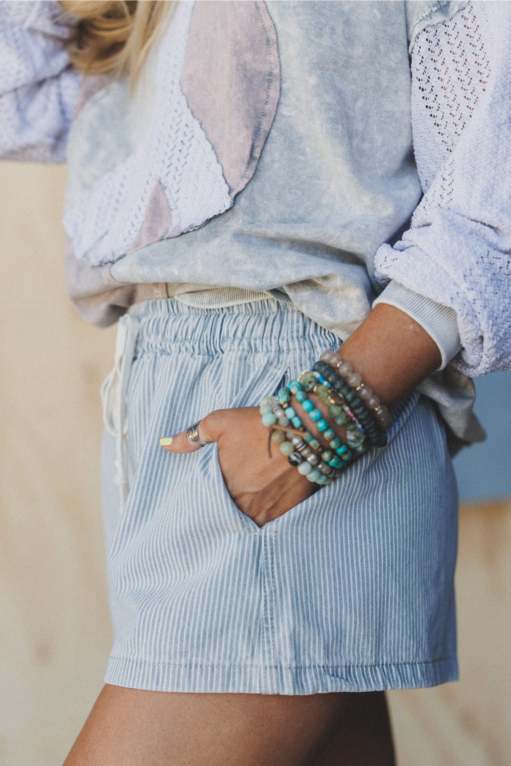 Short en jean bleu clair à rayures, taille élastique à cordon, poche