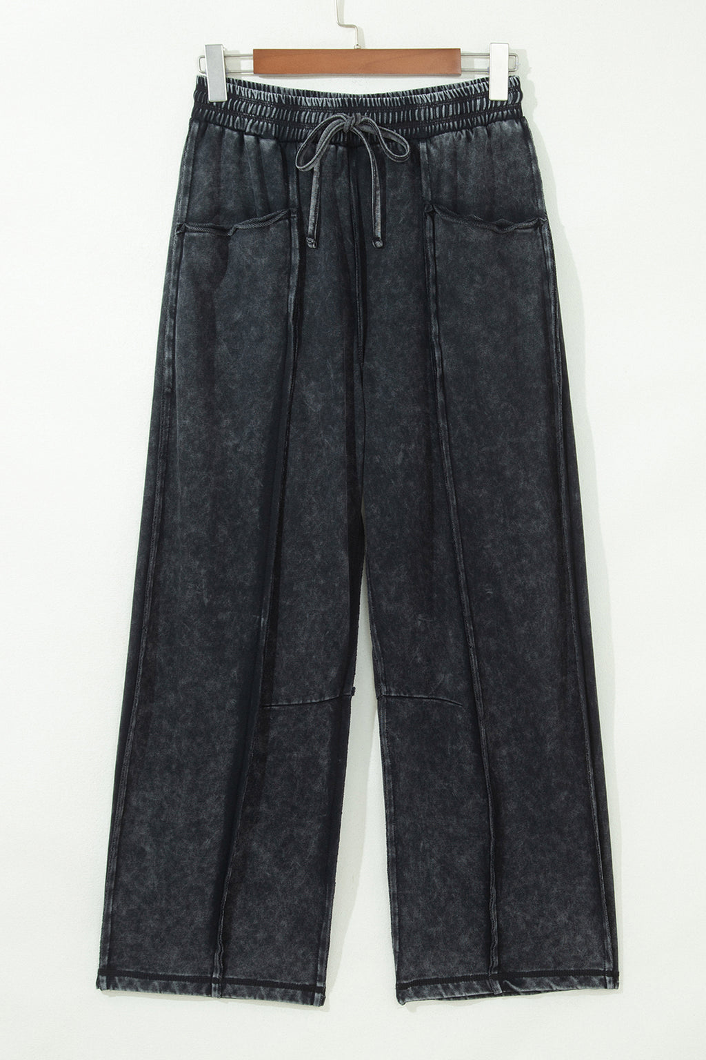Pantalon large noir délavé minéral, taille élastique à cordon, poches plaquées, coutures brutes