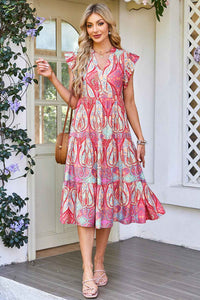 Robe mi-longue rose motif paisley, col en V, manches volantées, jupe évasée à volants.