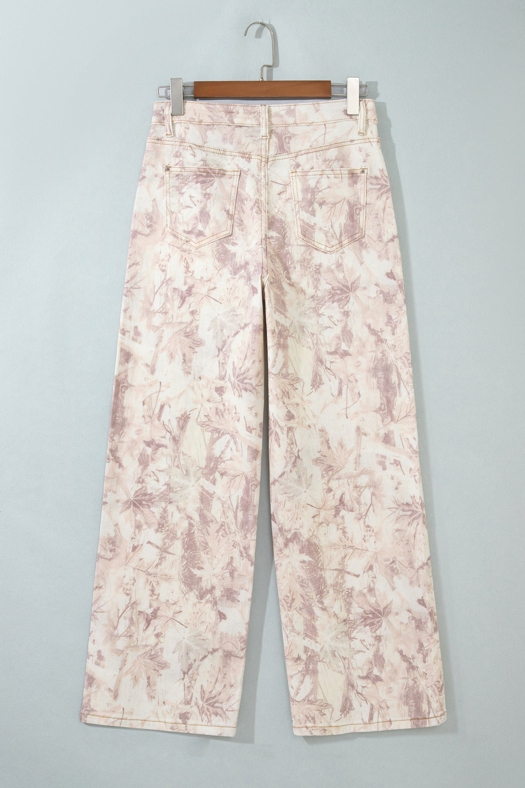 Jean large femme à motif camouflage rose clair, poches avant, jambes amples.