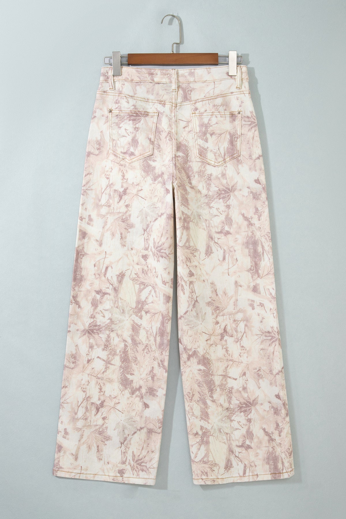 Jean large femme à motif camouflage rose clair, poches avant, jambes amples.