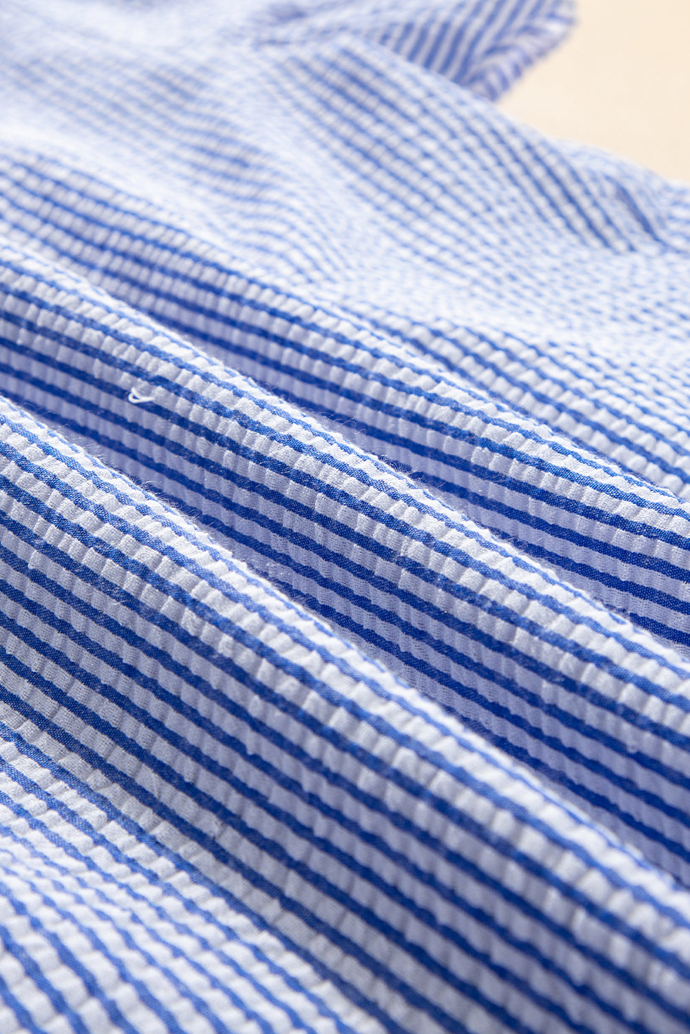 Tissu du chemisier bleu ciel à rayures fines verticales, texture côtelée