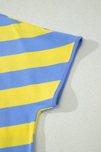 Manche et épaule du t-shirt rayé bleu et jaune, ourlet avec surpiqûres