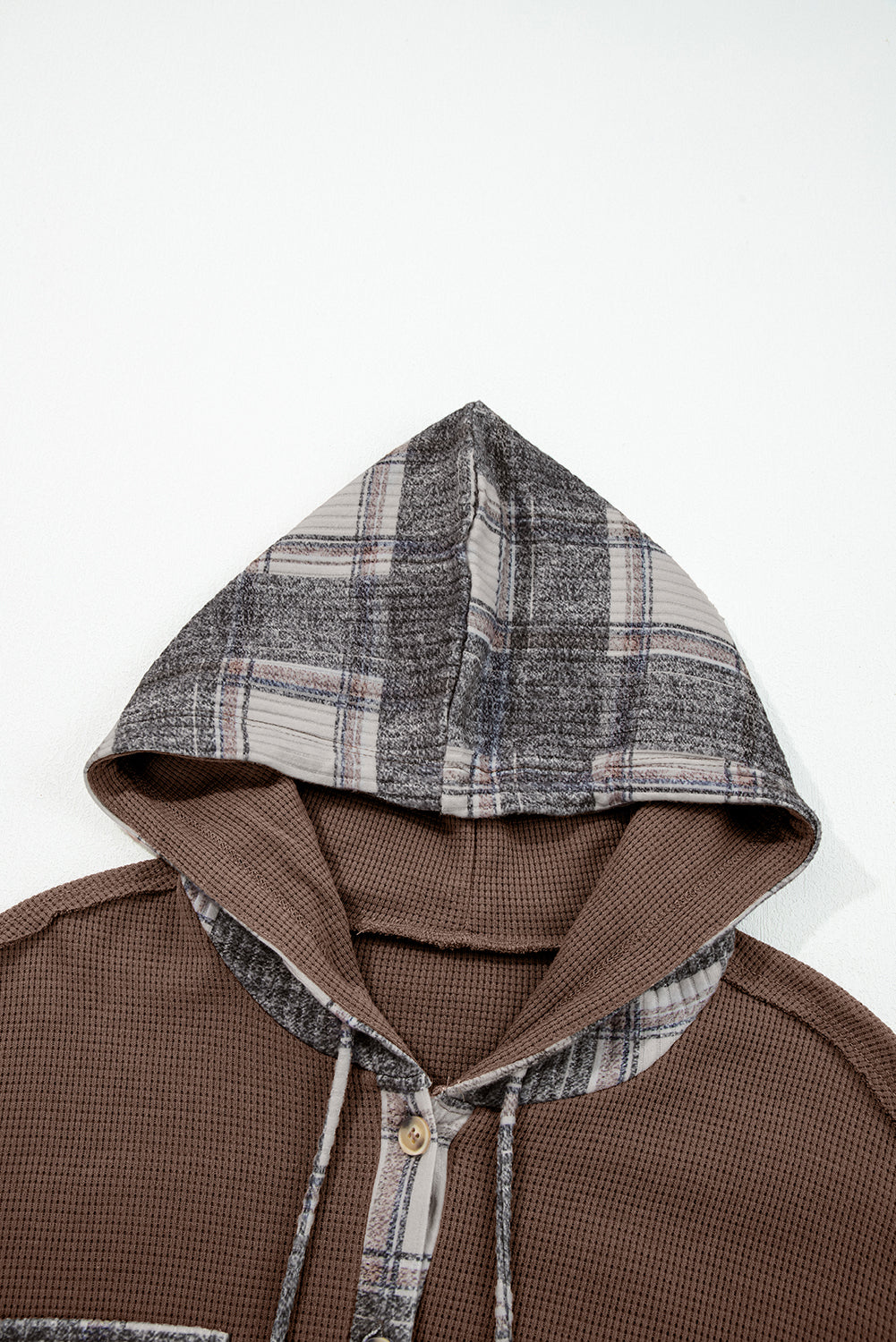 Capuche de veste-chemise marron en patchwork à carreaux, cordons de capuche visibles