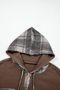Capuche de veste-chemise marron en patchwork à carreaux, cordons de capuche visibles